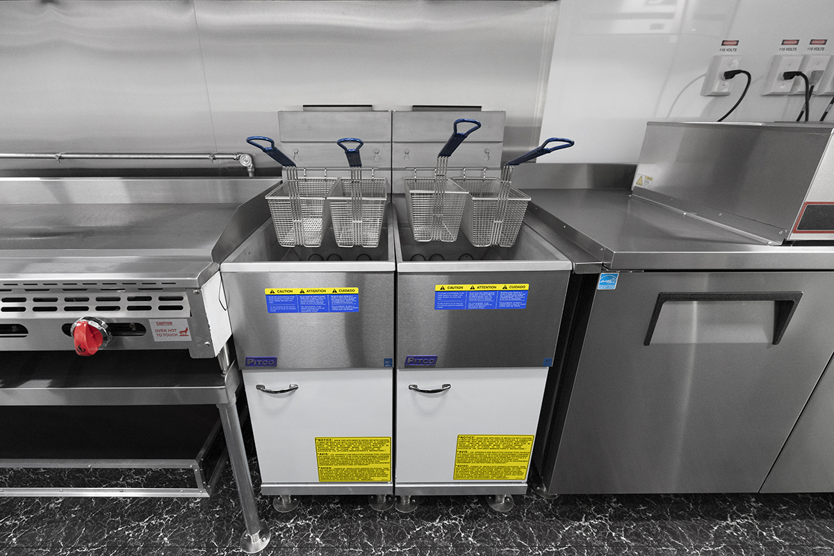 20 Foot Food Truck - Ford F59 - Image 13