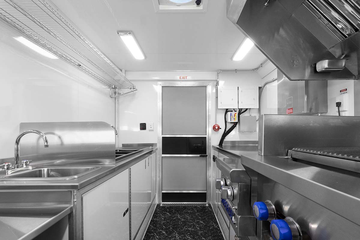 18 foot Mobile Kitchen - Ford F59 - Image 4