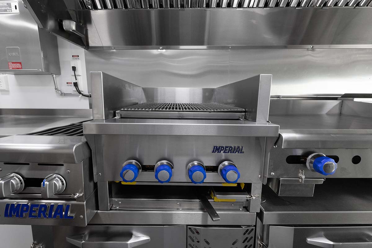 18 foot Mobile Kitchen - Ford F59 - Image 12