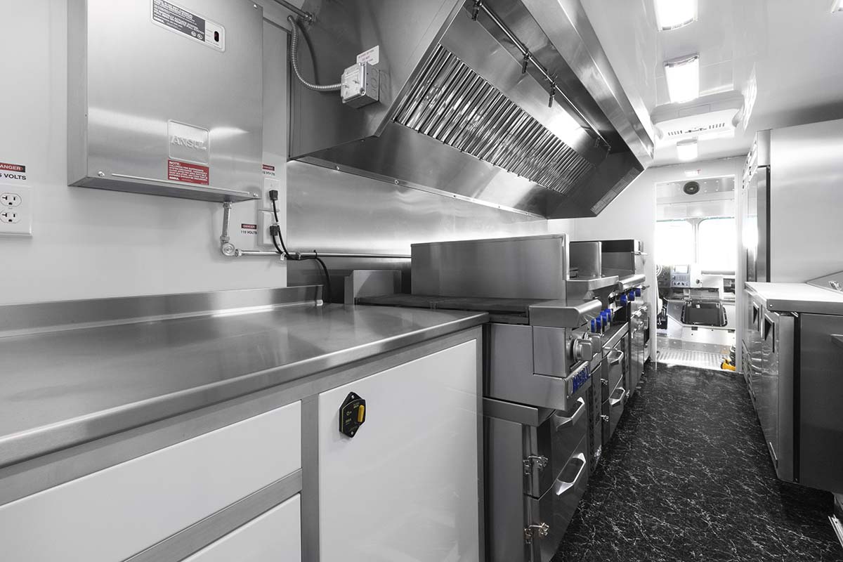 18 foot Mobile Kitchen - Ford F59 - Image 3